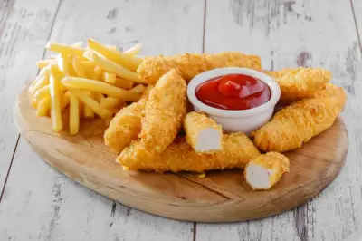 Deditos de Pollo con Papas Fritas