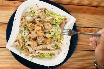 ENSALADA CÉSAR DE POLLO
