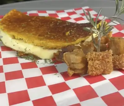 Cachapa de chicharron